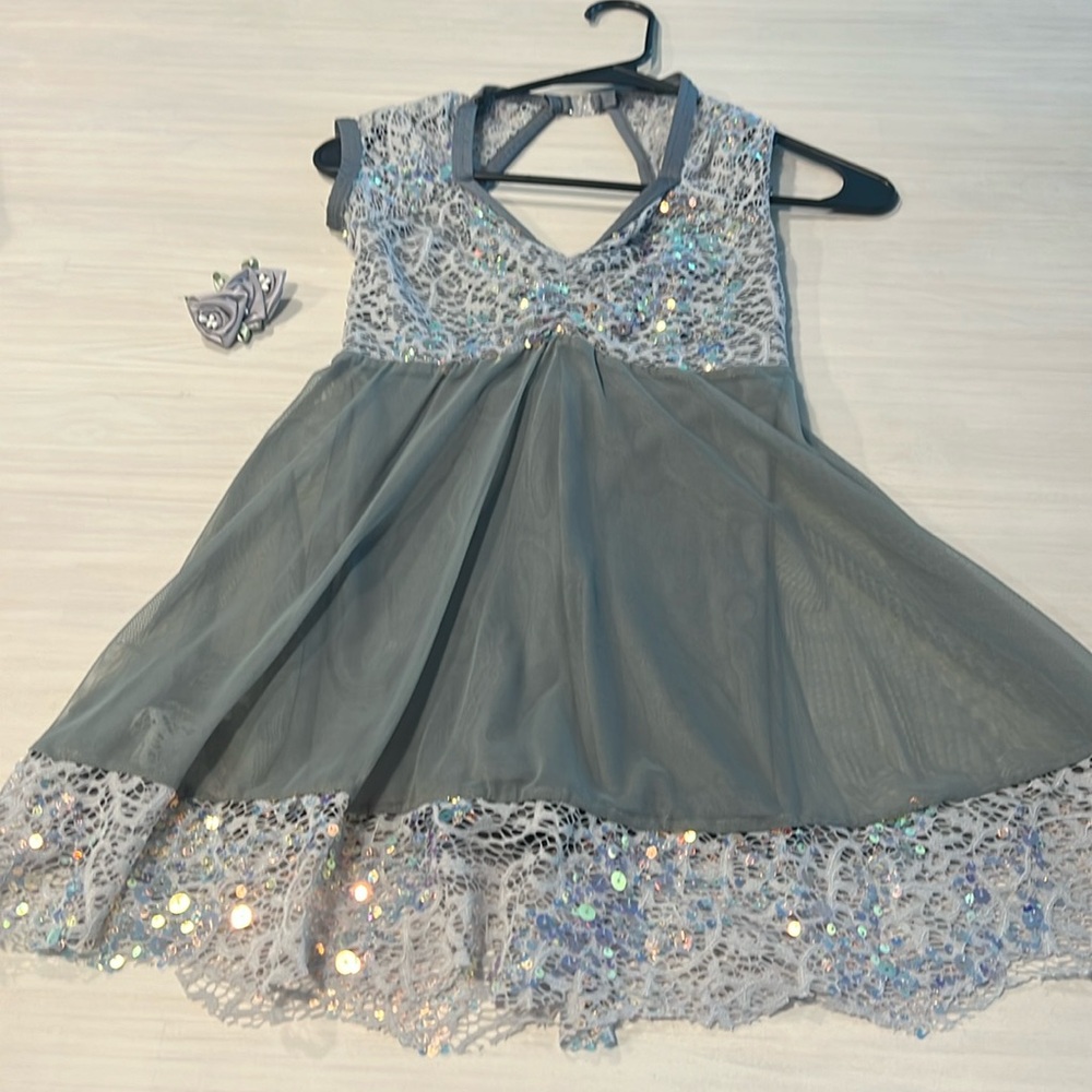 Gorgeous contemporary outfit - like new. A wish come true